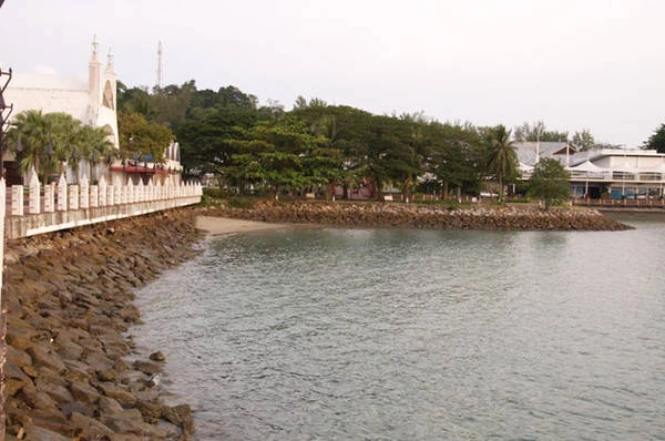 Để có phòng tốt, trước khi đến Langkawi, bạn nên đặt trước qua mạng Để có phòng tốt, trước khi đến Langkawi, bạn nên đặt trước qua mạng