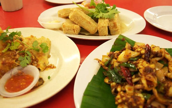 Ẩm thực ở Langkawi khá đa dạng, ngoài món Malaysia còn có món Ấn Độ, Trung Quốc, món Âu... Ẩm thực ở Langkawi khá đa dạng, ngoài món Malaysia còn có món Ấn Độ, Trung Quốc, món Âu...