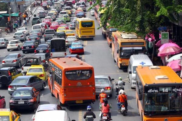 Xe bus di chuyển ở Bangkok