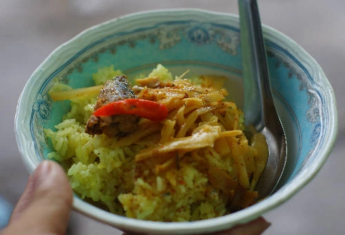 Ăn kèm xôi măng còn có cá nục kho. Ảnh: Bọ Ngựa. Ăn kèm xôi măng còn có cá nục kho. Ảnh: Bọ Ngựa.