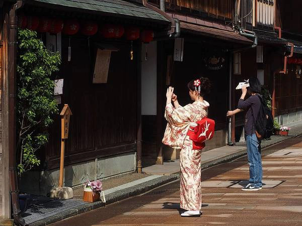 Thỉnh thoảng tại đây bạn có thể bắt gặp các cô gái geisha trong chiếc áo truyền thống kimono. Thỉnh thoảng tại đây bạn có thể bắt gặp các cô gái geisha trong chiếc áo truyền thống kimono.