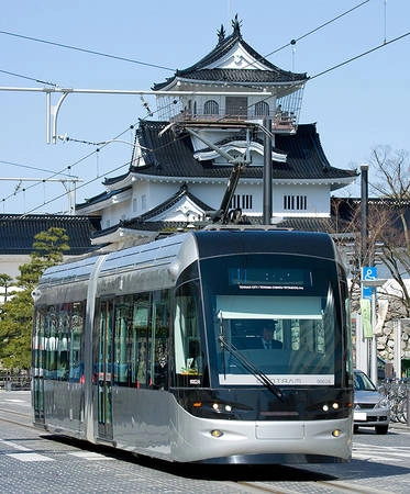 Xe điện đường phố thành phố Toyama.
