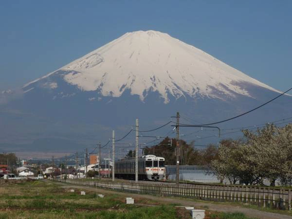 Xe lửa chạy ngang qua Gotemba. Ảnh: urbonu.com