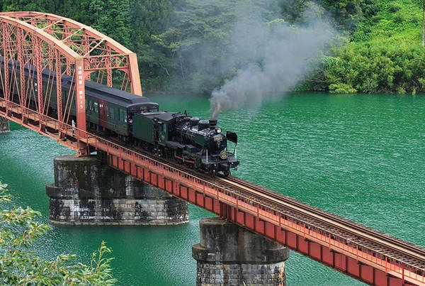 Một tuyến đường sắt chạy ngang qua khu vực Kyushu. Ảnh: jnto.go.jp Một tuyến đường sắt chạy ngang qua khu vực Kyushu. Ảnh: jnto.go.jp
