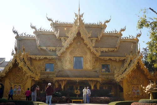 Ngay cả nhà vệ sinh trong khuôn viên khu đền Trắng cũng được thiết kế tinh xảo và yêu cầu du khách phải cởi dép trước khi vào sử dụng. Ngay cả nhà vệ sinh trong khuôn viên khu đền Trắng cũng được thiết kế tinh xảo và yêu cầu du khách phải cởi dép trước khi vào sử dụng.