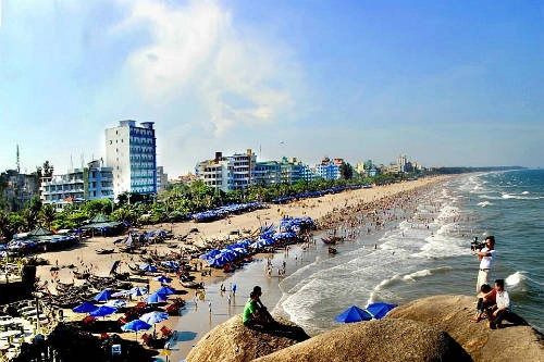 Biển Sầm Sơn ngày hè thu hút khách du lịch. Ảnh: Mạnh Cường Biển Sầm Sơn ngày hè thu hút khách du lịch. Ảnh: Mạnh Cường