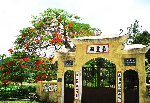 Đền thờ Trần Khát Chân, làng cổ Đông Sơn. Đền thờ Trần Khát Chân, làng cổ Đông Sơn.