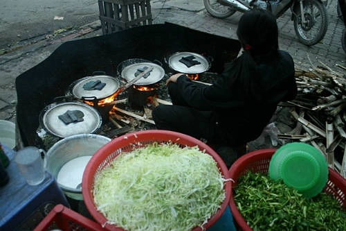 Bánh khoái tép - thức quà ngon ở đường phố Thanh Hóa. Bánh khoái tép - thức quà ngon ở đường phố Thanh Hóa.