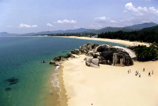 Biển xanh cát trắng và nắng vàng ở đảo Hải Nam. Biển xanh cát trắng và nắng vàng ở đảo Hải Nam.