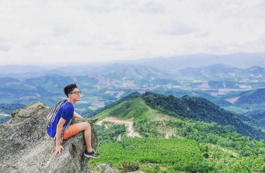 Ngồi trên đỉnh núi, ngắm trọn hình ảnh của đất trời, của non nước. Bạn có thể ngắm nhìn vẻ đẹp của Bản Gà từ trên cao. Ảnh: Xuân Bách. Ngồi trên đỉnh núi, ngắm trọn hình ảnh của đất trời, của non nước. Bạn có thể ngắm nhìn vẻ đẹp của Bản Gà từ trên cao. Ảnh: Xuân Bách.