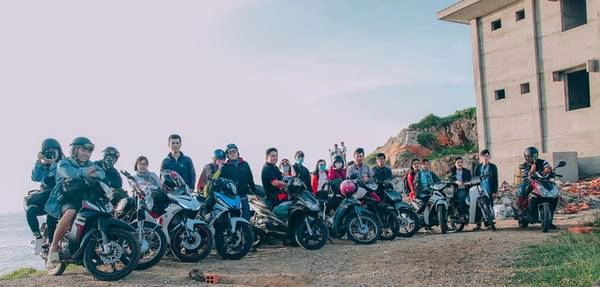 Để chủ động trong việc di chuyển, hầu hết các nhóm đều chọn xe máy làm phương tiện. Kế bên căn nhà hoang ở mũi Nghinh Phong có con đường nhỏ đủ để xe ôtô vào. Vì nơi đây không có người trông đồ nên bạn phải tự bảo quản vật dụng cá nhân. Để chủ động trong việc di chuyển, hầu hết các nhóm đều chọn xe máy làm phương tiện. Kế bên căn nhà hoang ở mũi Nghinh Phong có con đường nhỏ đủ để xe ôtô vào. Vì nơi đây không có người trông đồ nên bạn phải tự bảo quản vật dụng cá nhân.