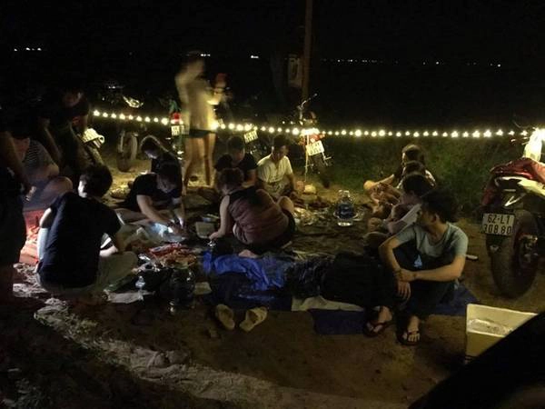 "Tiệc" nướng BBQ của dân cắm trại là một điều không thể thiếu khiến chuyến đi thêm thú vị. Bạn nên chuẩn bị sẵn đồ ăn và nước vì ở đây không cung cấp bất cứ dịch vụ nào. "Tiệc" nướng BBQ của dân cắm trại là một điều không thể thiếu khiến chuyến đi thêm thú vị. Bạn nên chuẩn bị sẵn đồ ăn và nước vì ở đây không cung cấp bất cứ dịch vụ nào.