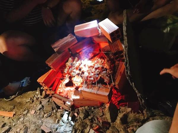 Ban đêm khá tối, nên chuẩn bị đèn pin hoặc dây đèn để lấy ánh sáng. Sau khi ăn uống nhớ dọn dẹp sạch sẽ, bảo vệ môi trường. Ban đêm khá tối, nên chuẩn bị đèn pin hoặc dây đèn để lấy ánh sáng. Sau khi ăn uống nhớ dọn dẹp sạch sẽ, bảo vệ môi trường.