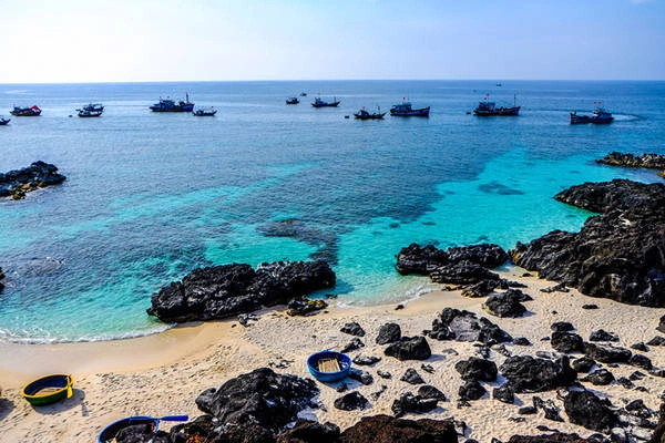 Đảo bé ở Lý Sơn sở hữu nhiều bãi tắm trong veo, khung cảnh hoang sơ, khiến du khách đến đây đều rất thích thú.