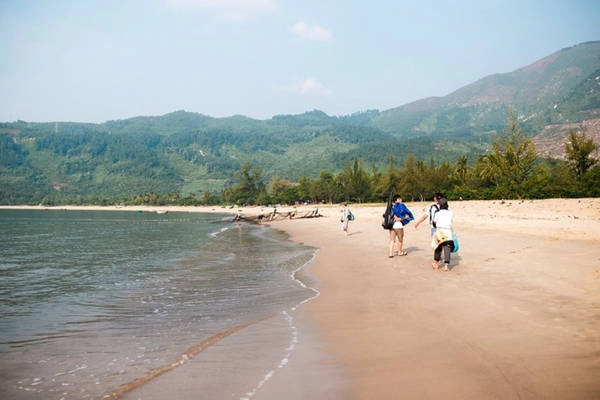 Đến làng Vân bạn sẽ được tận hưởng một không gian trong lành, yên tĩnh, tránh xa khói bụi thành phố với những bãi biển đẹp, hoang sơ, những hàng dương xanh rì rào trong gió... Đến làng Vân bạn sẽ được tận hưởng một không gian trong lành, yên tĩnh, tránh xa khói bụi thành phố với những bãi biển đẹp, hoang sơ, những hàng dương xanh rì rào trong gió...