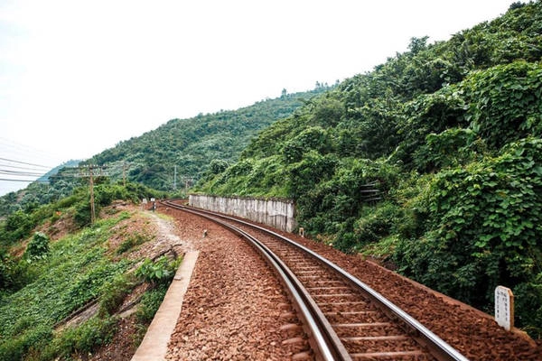 Trước đây ngôi làng vốn bị cô lập, nên không có đường đến, chỉ có thể đến đi bộ đến làng bằng 3 con đường: lên đỉnh đèo Hải Vân rồi đi theo triền núi xuống, đi thuyền từ ngoài vịnh vào và đi xuyên qua hầm tàu hỏa rồi băng qua nhiều km bụi rậm. Trước đây ngôi làng vốn bị cô lập, nên không có đường đến, chỉ có thể đến đi bộ đến làng bằng 3 con đường: lên đỉnh đèo Hải Vân rồi đi theo triền núi xuống, đi thuyền từ ngoài vịnh vào và đi xuyên qua hầm tàu hỏa rồi băng qua nhiều km bụi rậm.