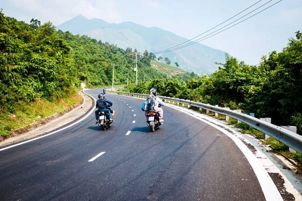 Dành 2 ngày cuối tuần cho chuyến đi khám phá thú vị này, đoàn chúng tôi chọn con đường đi bộ từ trên núi xuống bãi biển. Từ chân đèo Hải Vân bạn chạy một đoạn khoảng 2-3 km, nhìn bên tay phải thấy nhà dân thì vào gửi xe máy. Dành 2 ngày cuối tuần cho chuyến đi khám phá thú vị này, đoàn chúng tôi chọn con đường đi bộ từ trên núi xuống bãi biển. Từ chân đèo Hải Vân bạn chạy một đoạn khoảng 2-3 km, nhìn bên tay phải thấy nhà dân thì vào gửi xe máy.
