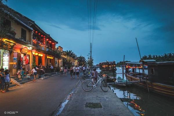 Nhìn khung cảnh đường phố, cảnh mọi người thả bộ hoặc đi xe đạp làm chúng tôi thấy dường như mọi thứ chậm lại, cảm giác thong dong, thư thái khác hẳn với sự tất bật vốn có. Nhìn khung cảnh đường phố, cảnh mọi người thả bộ hoặc đi xe đạp làm chúng tôi thấy dường như mọi thứ chậm lại, cảm giác thong dong, thư thái khác hẳn với sự tất bật vốn có.