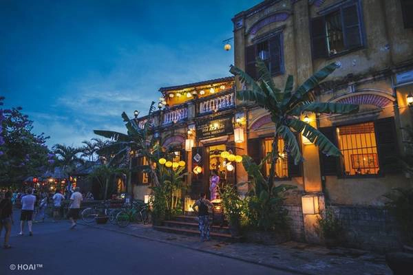 Khu phố cổ kính dần trở nên mờ ảo lúc xế chiều, mang lại cảm xúc đặc biệt cho mỗi du khách khi tới đây. Khu phố cổ kính dần trở nên mờ ảo lúc xế chiều, mang lại cảm xúc đặc biệt cho mỗi du khách khi tới đây.