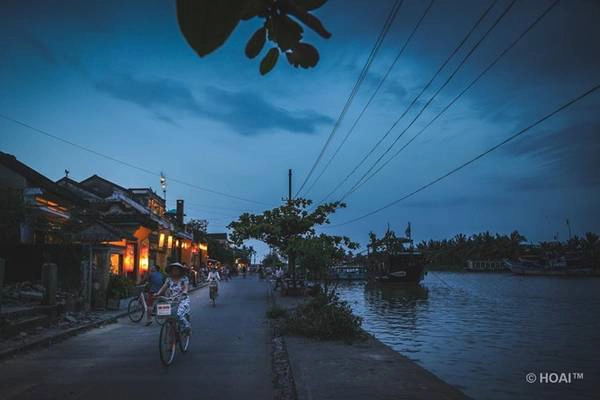 Nếu được trở lại, điều đầu tiên chắc là tôi sẽ lại cầm máy ảnh và lao ngay vào phố cổ. Nhưng lần này tôi sẽ chú trọng về con người, về cuộc sống sinh hoạt đời thường, về ẩm thực ở Hội An nhiều hơn. Nếu được trở lại, điều đầu tiên chắc là tôi sẽ lại cầm máy ảnh và lao ngay vào phố cổ. Nhưng lần này tôi sẽ chú trọng về con người, về cuộc sống sinh hoạt đời thường, về ẩm thực ở Hội An nhiều hơn.