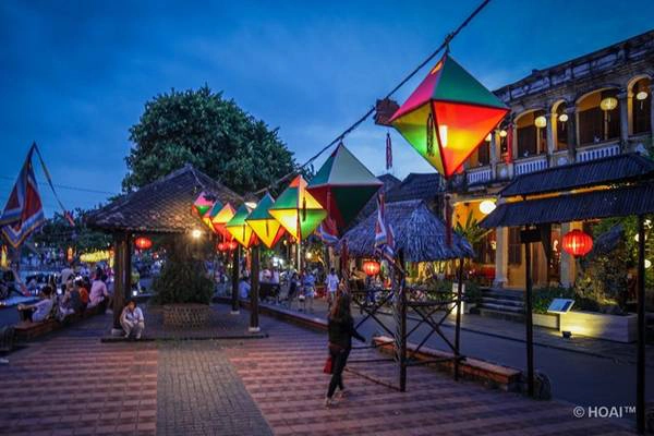 Tôi cũng sẽ thuê một chuyến thuyền mộc đi dọc sông Hoài để ngắm nhìn Hội An ở một góc nhìn khác. Nếu có thời gian, tôi cũng muốn được khám phá những khu vực xung quanh Hội An, bên ngoài khu phố cổ ... Tôi cũng sẽ thuê một chuyến thuyền mộc đi dọc sông Hoài để ngắm nhìn Hội An ở một góc nhìn khác. Nếu có thời gian, tôi cũng muốn được khám phá những khu vực xung quanh Hội An, bên ngoài khu phố cổ ...