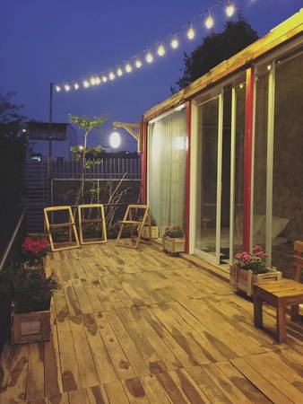 Nghỉ ngơi tại đây vào buổi tối bạn có thể đưa mắt ngắm nhìn bầu trời đầy sao, hay cùng nhau tổ chức một buổi tiệc nướng ngoài trời, quây quần ca hát cùng bạn bè của mình một cách thoải mái. Buổi sáng thức dậy cùng nhau thưởng thức một ly cà phê thơm ngát của đất trời Ban Mê.Ảnh: FB Beezone Hostel Nghỉ ngơi tại đây vào buổi tối bạn có thể đưa mắt ngắm nhìn bầu trời đầy sao, hay cùng nhau tổ chức một buổi tiệc nướng ngoài trời, quây quần ca hát cùng bạn bè của mình một cách thoải mái. Buổi sáng thức dậy cùng nhau thưởng thức một ly cà phê thơm ngát của đất trời Ban Mê.Ảnh: FB Beezone Hostel