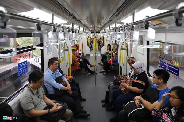 Mỗi đoàn tàu ở tuyến metro tự động có 64 chỗ ngồi ghế và một khoảng trống có thể chở được 350 hành khách khác vào giờ cao điểm.