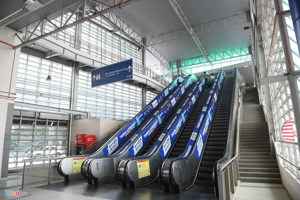 Các nhà ga sử dụng thang cuốn tự động, bên cạnh có các cầu thang bộ, thang máy hỗ trợ trẻ em, người già, người khuyết tật và khách du lịch mang nhiều hành lý cồng kềnh.