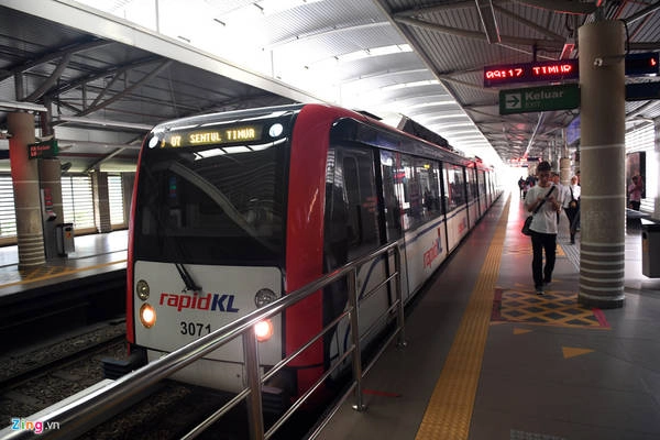 Các tuyến tàu, bao gồm cả LRT và MRT thường bắt đầu chạy từ 6h sáng đến 0h hôm sau. Ngoài tuyến Monorail chạy đều đặn 5 phút/chuyến, các tuyến còn lại có thời gian chờ đợi khá chênh lệch từ 1,5 phút cho tới 10 phút tuỳ vào các khung giờ trong ngày.