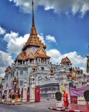 Chùa Phật Vàng Wat Traimit là nơi đặt bức tượng đức Phật ngồi bằng vàng lớn nhất thế giới, ước tính chiều cao bức tượng là khoảng 5 mét và nặng 5 tấn rưỡi. Ảnh: sofyoga Chùa Phật Vàng Wat Traimit là nơi đặt bức tượng đức Phật ngồi bằng vàng lớn nhất thế giới, ước tính chiều cao bức tượng là khoảng 5 mét và nặng 5 tấn rưỡi. Ảnh: sofyoga