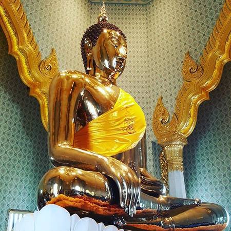 Bức tượng được đúc bằng vàng nguyên khối khiến không ít du khách phải trầm trồ. Ảnh: eddietwk Bức tượng được đúc bằng vàng nguyên khối khiến không ít du khách phải trầm trồ. Ảnh: eddietwk
