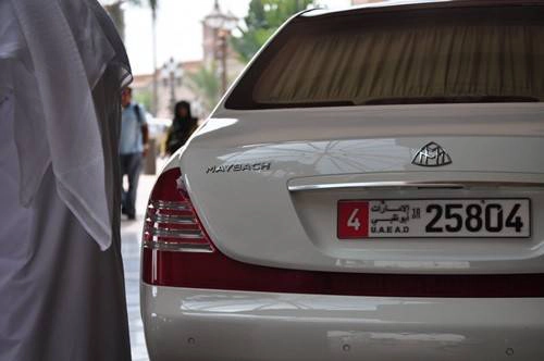 Du khách nghỉ tại khách sạn có thể thuê siêu xe Maybach hoặc Rolls-Royces của khách sạn với giá 500 USD một giờ.