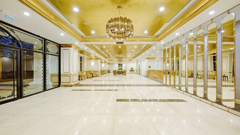Sảnh lễ tân rộng lớn được dát vàng tạo cảm giác choáng ngợp khi khách vừa bước vào check in Sảnh lễ tân rộng lớn được dát vàng tạo cảm giác choáng ngợp khi khách vừa bước vào check in