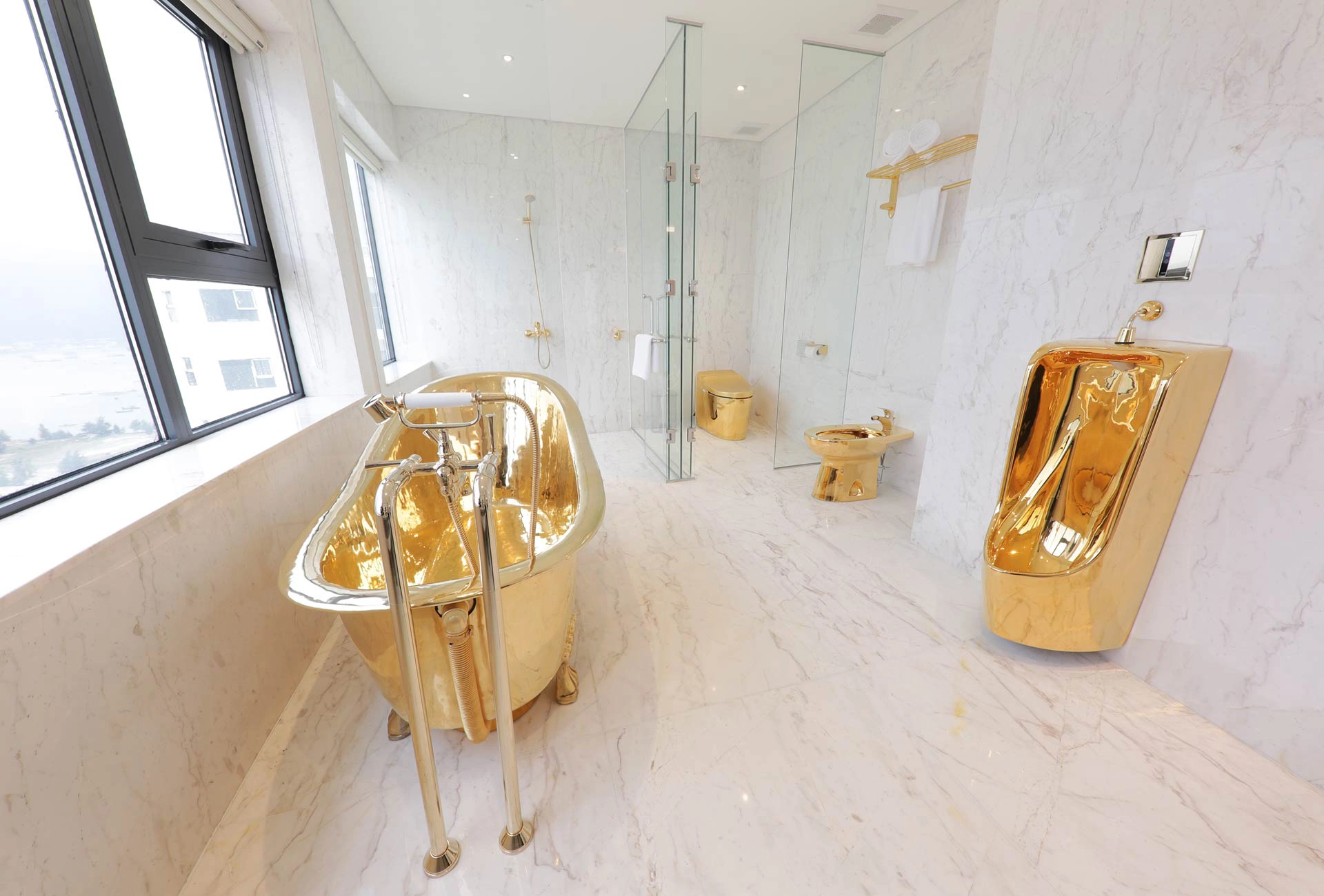Nội thất nhà vệ sinh được dát vàng 24K toàn bộ Nội thất nhà vệ sinh được dát vàng 24K toàn bộ