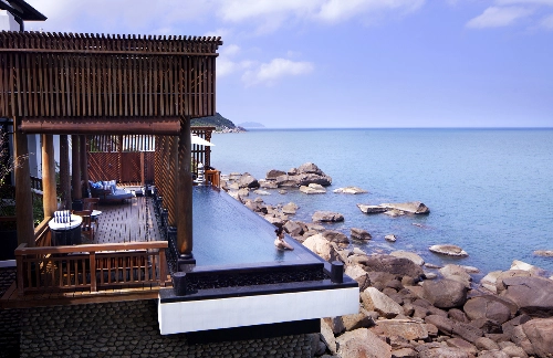 Khu nghỉ dưỡng có lối thiết kế hài hòa với thiên nhiên đẹp của bán đảo Sơn Trà sẽ mang đến cho du khách nhiều trải nghiệm khó quên. Khu nghỉ dưỡng có lối thiết kế hài hòa với thiên nhiên đẹp của bán đảo Sơn Trà sẽ mang đến cho du khách nhiều trải nghiệm khó quên.