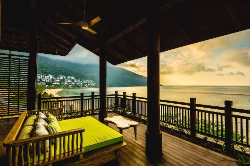 Bắt đầu đi vào hoạt động từ tháng 6/2012, đến nay InterContinental Danang Sun Penninsula Resort (tại bán đảo Sơn Trà, Đà Nẵng) đã trở thành điểm đến của nhiều ngôi sao, các chính trị gia và những nhân vật quan trọng trên thế giới. Được thiết kế bởi kiến trúc sư Bill Bensley - top 5 kiến trúc sư lừng danh thế giới và tâm huyết từ chủ đầu tư Sun Group, sự khác biệt của khu nghỉ dưỡng chính là những triết lý chiều sâu của nền văn hóa Việt kết tinh trong từng đường nét kiến trúc. Bắt đầu đi vào hoạt động từ tháng 6/2012, đến nay InterContinental Danang Sun Penninsula Resort (tại bán đảo Sơn Trà, Đà Nẵng) đã trở thành điểm đến của nhiều ngôi sao, các chính trị gia và những nhân vật quan trọng trên thế giới. Được thiết kế bởi kiến trúc sư Bill Bensley - top 5 kiến trúc sư lừng danh thế giới và tâm huyết từ chủ đầu tư Sun Group, sự khác biệt của khu nghỉ dưỡng chính là những triết lý chiều sâu của nền văn hóa Việt kết tinh trong từng đường nét kiến trúc.