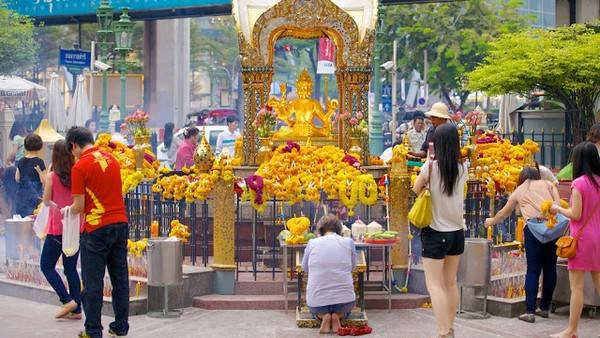 can-canh-ngoi-den-erawan-gan-noi-bi-danh-bom-o-bangkok-ivivu-1