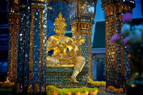 can-canh-ngoi-den-erawan-gan-noi-bi-danh-bom-o-bangkok-ivivu-4