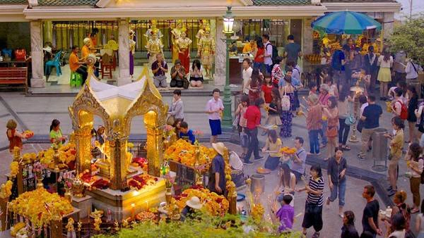 can-canh-ngoi-den-erawan-gan-noi-bi-danh-bom-o-bangkok-ivivu-6