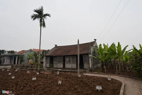 Chủ nhân đầu tiên của ngôi nhà là cụ Trần Duy Hanh, một lái buôn giàu có. Vào khoảng những năm 1910, cụ thuê hơn 20 thợ tài hoa làm nghề mộc ở Cao Đà, phủ Lý Nhân về làm mấy tháng ròng rã mới xong. Chủ nhân đầu tiên của ngôi nhà là cụ Trần Duy Hanh, một lái buôn giàu có. Vào khoảng những năm 1910, cụ thuê hơn 20 thợ tài hoa làm nghề mộc ở Cao Đà, phủ Lý Nhân về làm mấy tháng ròng rã mới xong.