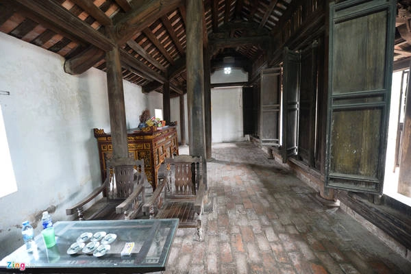 Ngôi nhà đã hơn 100 năm tuổi nhưng mái ngói vẫn chưa phải tu sửa, và không bị dột nát. Ngôi nhà đã hơn 100 năm tuổi nhưng mái ngói vẫn chưa phải tu sửa, và không bị dột nát.