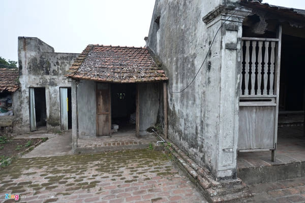 Người trông coi cho biết nếu cần thiết vẫn có thể dẫm lên mái ngói để đi lại mà không hề sợ gãy vỡ. Người trông coi cho biết nếu cần thiết vẫn có thể dẫm lên mái ngói để đi lại mà không hề sợ gãy vỡ.