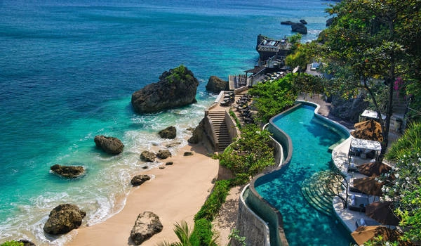 Khu nghỉ dưỡng Ayana tọa lạc trên đỉnh vách đá vôi trên bờ biển phía Tây Nam của Bali, nhìn ra vịnh Jimbaran và cách trung tâm làng chài Jimbaran 8 km. Khu nghỉ dưỡng Ayana tọa lạc trên đỉnh vách đá vôi trên bờ biển phía Tây Nam của Bali, nhìn ra vịnh Jimbaran và cách trung tâm làng chài Jimbaran 8 km.