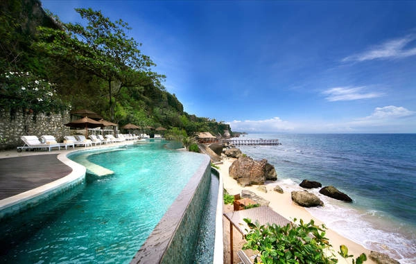 Nhưng ấn tượng nhất là Ocean Beach Pool, một hồ bơi nước biển nguyên chất trên các vách đá với phong cảnh của Ấn Độ Dương và hồ bơi này được trao giải thưởng là hồ bơi Aquatonic lớn nhất thế giới. Nhưng ấn tượng nhất là Ocean Beach Pool, một hồ bơi nước biển nguyên chất trên các vách đá với phong cảnh của Ấn Độ Dương và hồ bơi này được trao giải thưởng là hồ bơi Aquatonic lớn nhất thế giới.