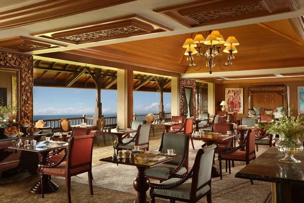 Ngoài ra còn có hơn 10 cửa hàng ăn uống, một sân golf, sân quần vợt và nhiều cửa hàng nhỏ. Ngoài ra còn có hơn 10 cửa hàng ăn uống, một sân golf, sân quần vợt và nhiều cửa hàng nhỏ.