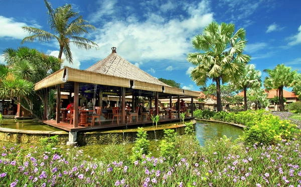 Nhà hàng ngoài trời Padi nằm giữa những ao sen, phục vụ bữa sáng tự chọn hàng ngày và các món ăn ưa thích của quốc tế. Nhà hàng ngoài trời Padi nằm giữa những ao sen, phục vụ bữa sáng tự chọn hàng ngày và các món ăn ưa thích của quốc tế.
