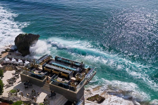 Tại Ayana Resort & Spa, bạn nhất định phải ghé qua Rock Bar - một trong những quán bar nổi tiếng nhất thế giới, tọa lạc trên một mỏm đá thấp ngay trước biển, cũng từng lọt vào nhiều danh sách bình chọn của các chuyên trang du lịch. Tại Ayana Resort & Spa, bạn nhất định phải ghé qua Rock Bar - một trong những quán bar nổi tiếng nhất thế giới, tọa lạc trên một mỏm đá thấp ngay trước biển, cũng từng lọt vào nhiều danh sách bình chọn của các chuyên trang du lịch.