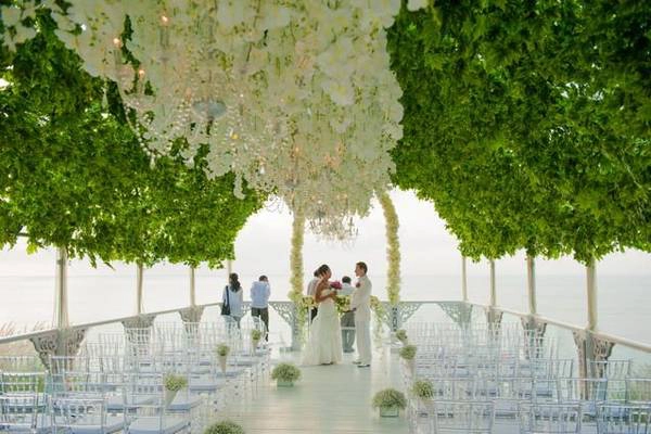 Khu nghỉ dưỡng cung cấp nhiều gói dịch vụ cưới ngoài trời trên diện tích 3.000 m2. Tuy nhiên giá phòng ở Ayana Resort & Spa chỉ vào khoảng từ 4 đến 7 triệu đồng một đêm. Khu nghỉ dưỡng cung cấp nhiều gói dịch vụ cưới ngoài trời trên diện tích 3.000 m2. Tuy nhiên giá phòng ở Ayana Resort & Spa chỉ vào khoảng từ 4 đến 7 triệu đồng một đêm.