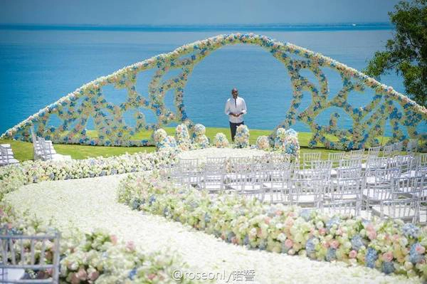 Giống như đám cưới của Lưu Khải Uy, đám cưới của Nghiêm Khoan và Đỗ Nhược Khuê, đám cưới của Ngô Kỳ Long và Lưu Thi Thi cũng được cử hành ngoài trời, trên khoảng sân hướng ra biển với sự chuẩn bị công phu, khiến cộng đồng fan xuýt xoa, trầm trồ. Giống như đám cưới của Lưu Khải Uy, đám cưới của Nghiêm Khoan và Đỗ Nhược Khuê, đám cưới của Ngô Kỳ Long và Lưu Thi Thi cũng được cử hành ngoài trời, trên khoảng sân hướng ra biển với sự chuẩn bị công phu, khiến cộng đồng fan xuýt xoa, trầm trồ.