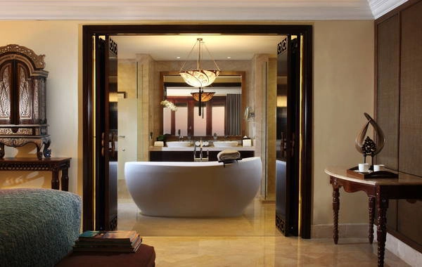 Phòng tắm lát đá cẩm thạch đầy phong cách với bồn tắm nằm Phòng tắm lát đá cẩm thạch đầy phong cách với bồn tắm nằm